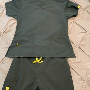 Women’s Wonder Wink Scrub Top And Bottom Set